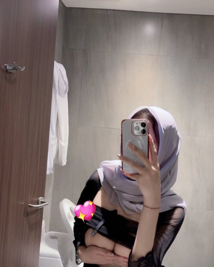 Penjaga Toko Berhijab Montok