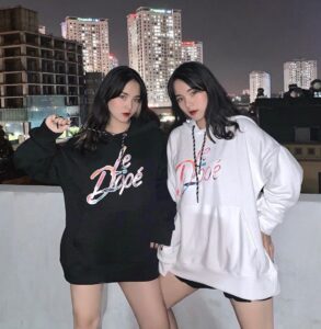  Kenikmatan Gadis Kembar