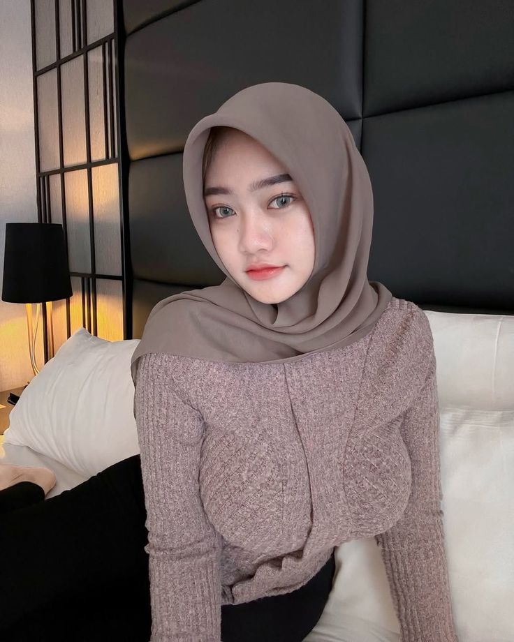 Gadis Perawan Berhijab Montok