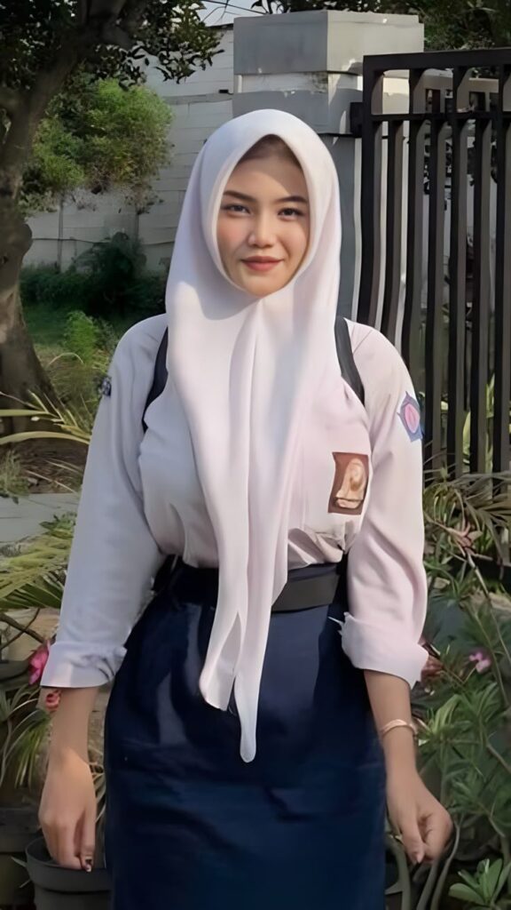 Menikmati Tubuh Andini Primadona Sekolah